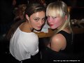 Phoebe Tonkin con una amiga