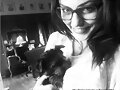 Phoebe Tonkin con su perrito