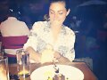 Phoebe Tonkin comiendo