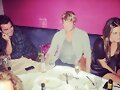 Phoebe Tonkin con amigos