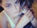 Phoebe Tonkin con su perrito