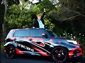Luke Mitchell con su coche tuneado