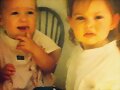 Phoebe Tonkin de peque con su hermana peque&ntilde;a Abby