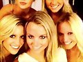 Claire Holt con su club de amigas rubias