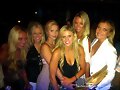 Claire Holt con su club de amigas rubias