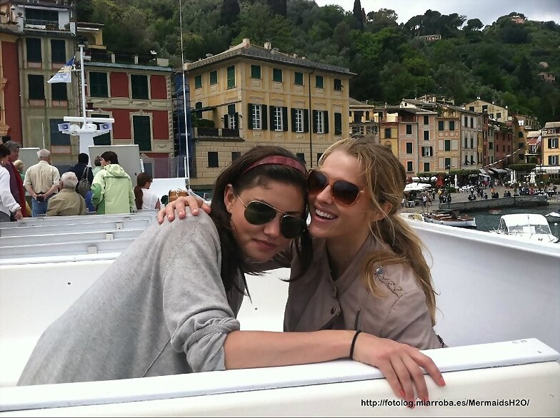 Phoebe Tonkin con su amiga Teresa Palmer en Italia