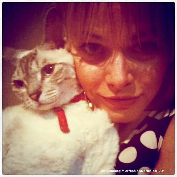 Taryn Marler con su gato