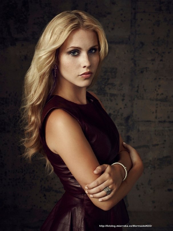 Claire Holt como Rebekah en The Vampire Diaries