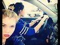 Phoebe Tonkin con una amiga conduciendo