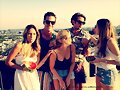 Claire Holt con sus amigos