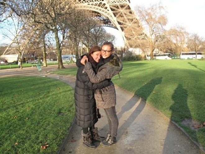 Phoebe Tonkin con su madre en París del 2010