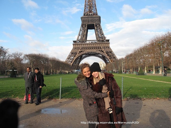 Phoebe Tonkin con su hermana Abby Tonkin en París