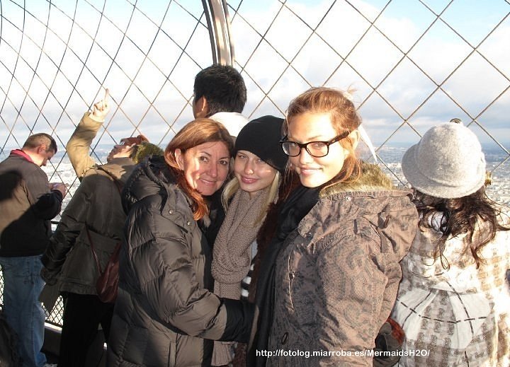 Phoebe Tonkin con su hermana y madre en París 2010