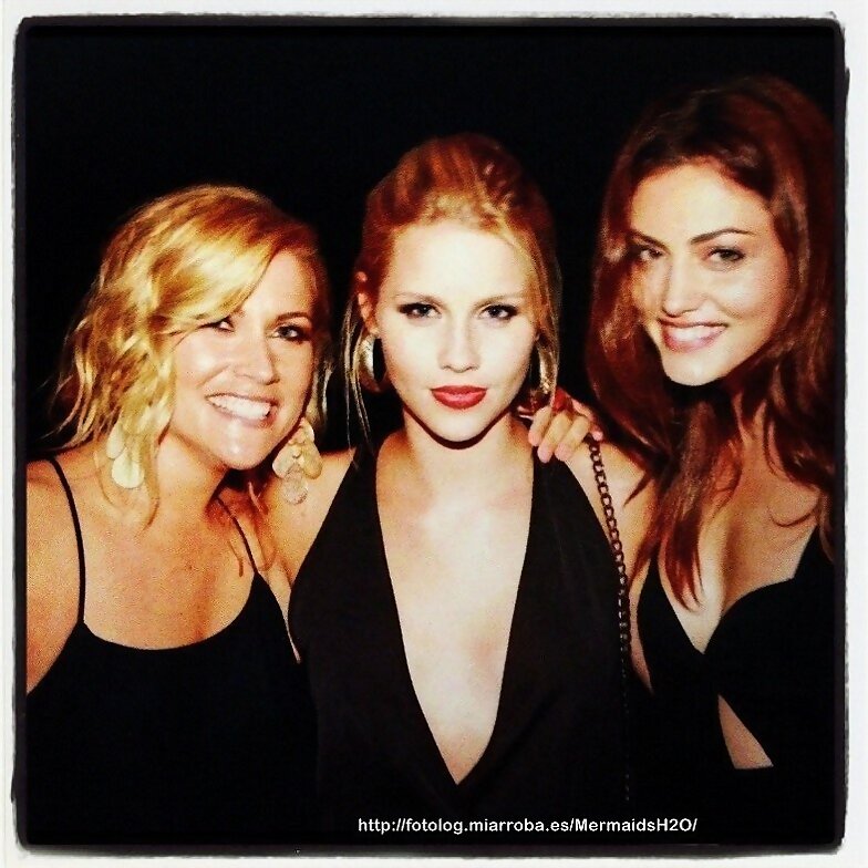 Claire Holt y Phoebe Tonkin