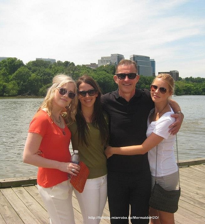 Claire Holt y sus hermanas con su padre