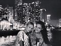 Phoebe Tonkin con una amiga en Miami