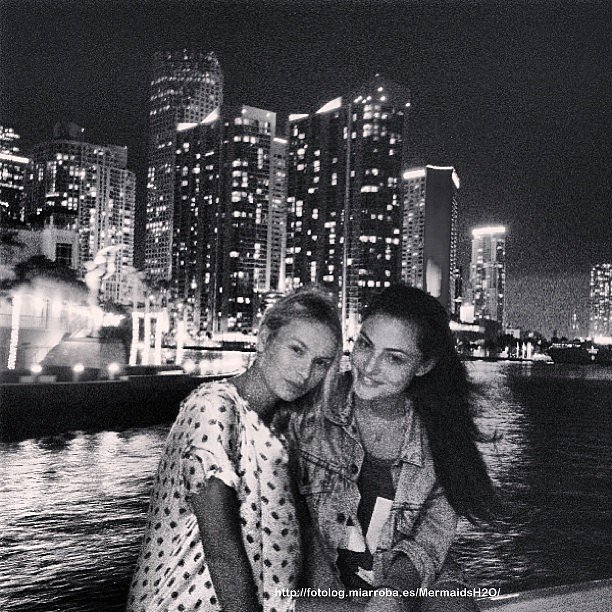 Phoebe Tonkin con una amiga en Miami