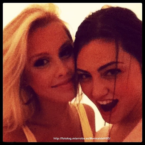 Claire Holt y Phoebe Tonkin