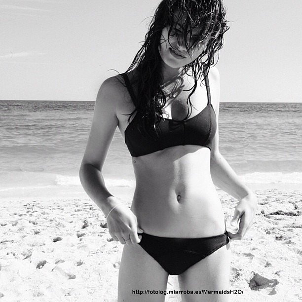Phoebe Tonkin en un photoshoot en la playa