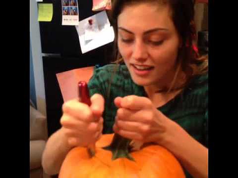 Phoebe Tonkin haciendo una calabaza de Halloween