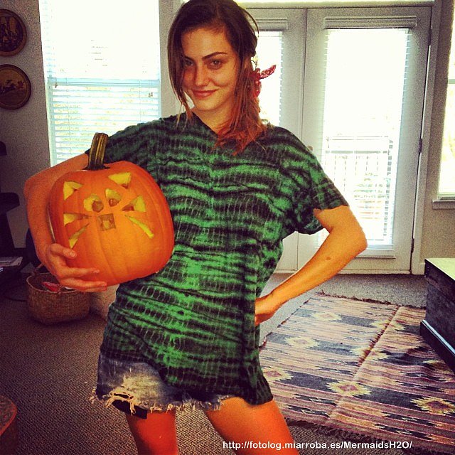 Phoebe Tonkin te desea Happy Halloween!
