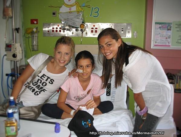 Claire y Phoebe de visita a una fan en el hospital