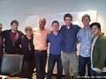 Luke Mitchell con staff de CW The Tomorrow People