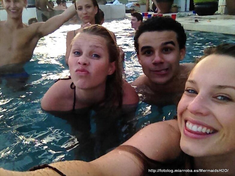 Claire Holt en la piscina con amigos