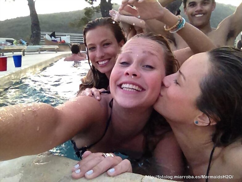 Claire Holt en la piscina con amigos