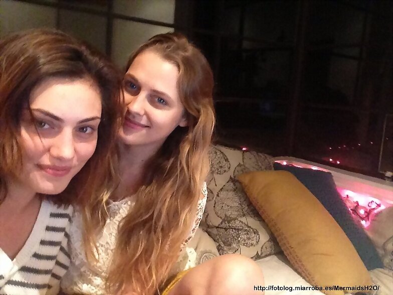 Phoebe Tonkin con su amiga Teresa Palmer