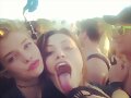 Phoebe Tonkin con una amiga en Coachella
