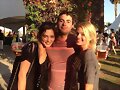 Phoebe Tonkin con Margot Robbie en Coachella