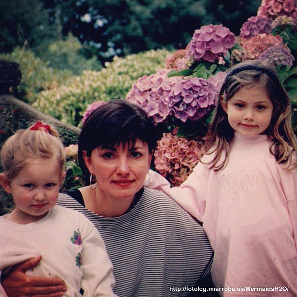 Phoebe Tonkin de pequeña con su madre y hermana