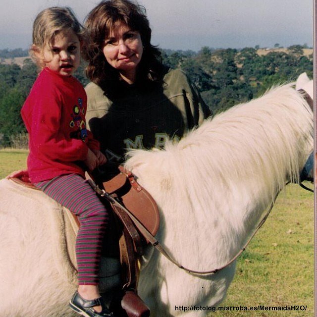Phoebe Tonkin de pequeña con su madre Jane Tonkin