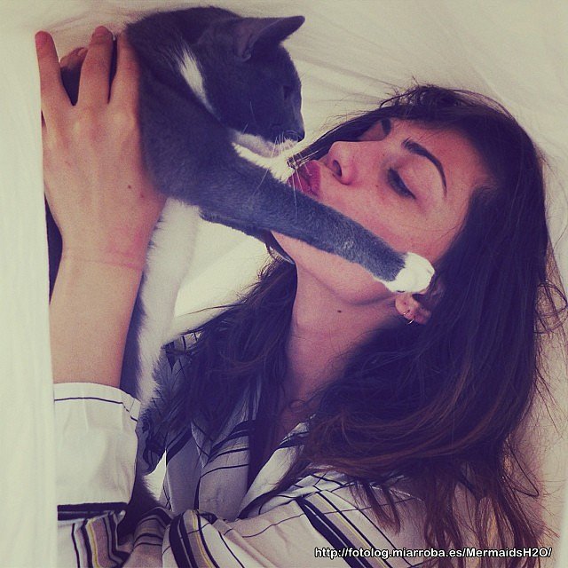 Phoebe Tonkin con su Gato