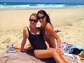 Claire Holt con una amiga en la playa