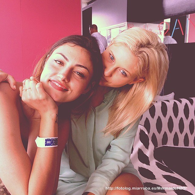 Phoebe Tonkin con su hermana Abby Tonkin