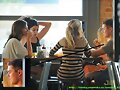 Zac Efron visto en una cita con 5 chicas a la vez!