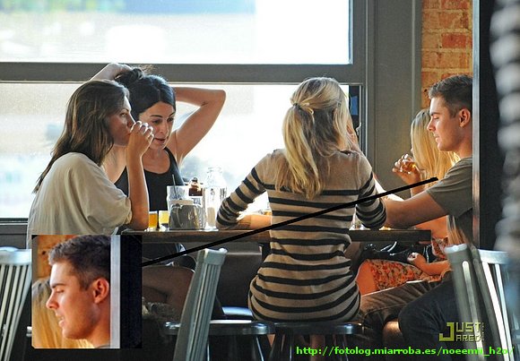 Zac Efron visto en una cita con 5 chicas a la vez!