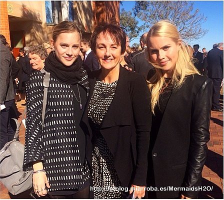 Claire Holt con su hermana Madeline Holt y madre