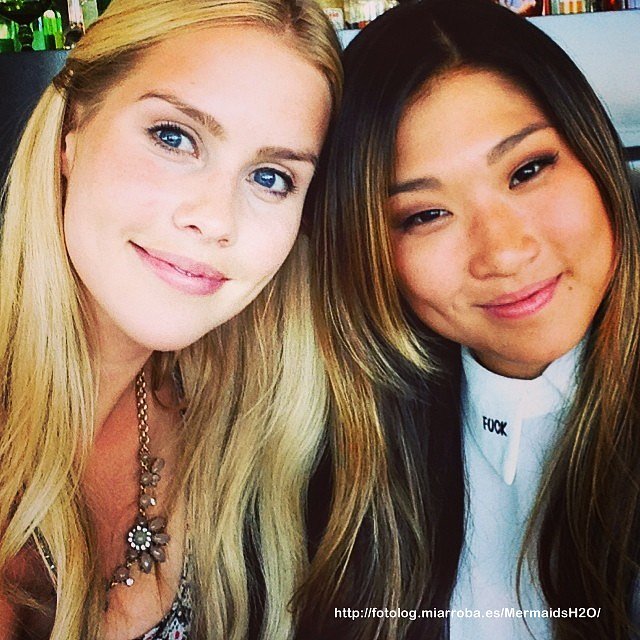 Claire Holt con su amiga Jenna Ushkowitz