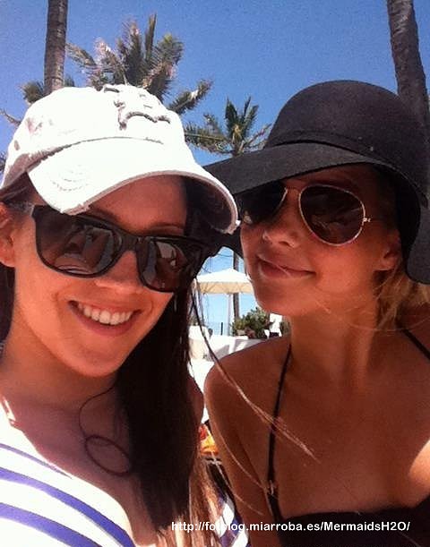 Claire Holt con su hermana Rachael Holt