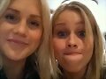 Claire Holt con su hermana Madeline Holt