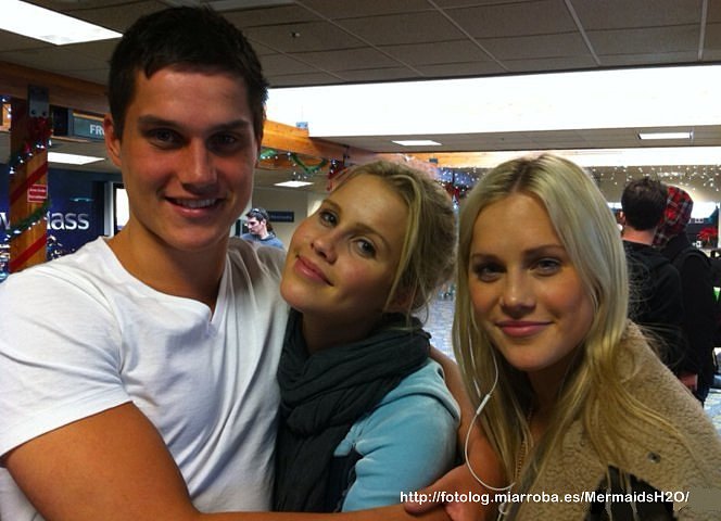 Claire Holt con sus hermanos David y Madeline Holt