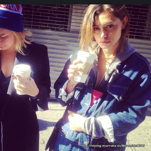 Phoebe Tonkin con su amiga model Alexandra Spencer