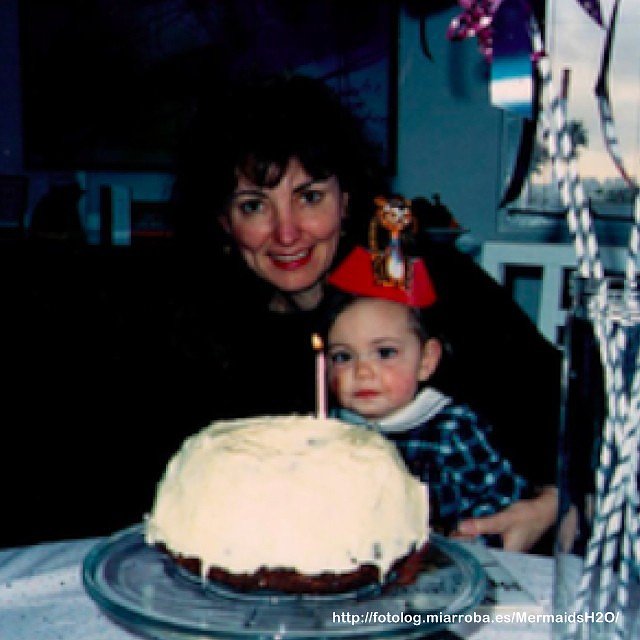 Phoebe Tonkin de pequeña con su madre Jane Tonkin