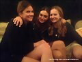 Phoebe Tonkin con su amiga Shelley Henning y Britt