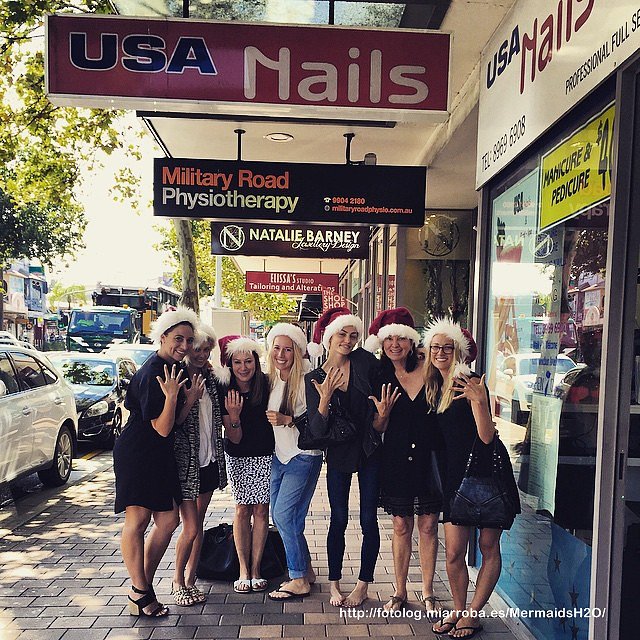 Phoebe Tonkin - Navidad 2014 en Sydney, Australia