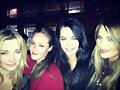 Indiana Evans con amigas