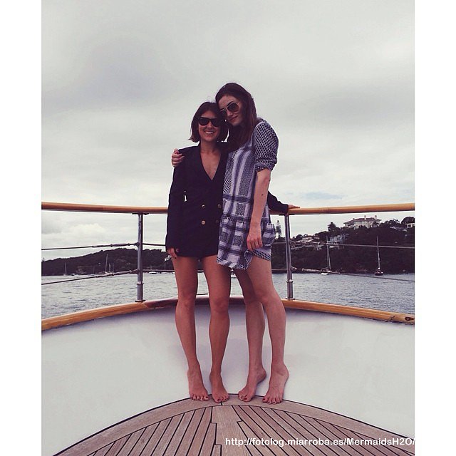 Phoebe Tonkin y su amiga ilona Hamer en Australia